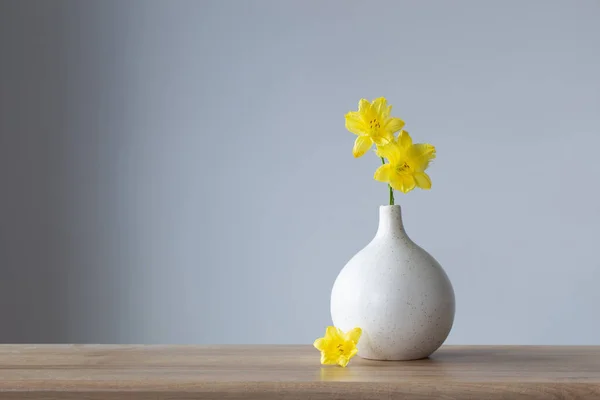 Sarı Yaz Çiçekleri Gri Arkaplanda Beyaz Vazoda — Stok fotoğraf