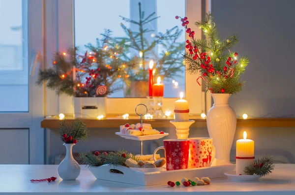 Decoración Navidad Tazas Rojas Con Bebida Caliente Cocina —  Fotos de Stock