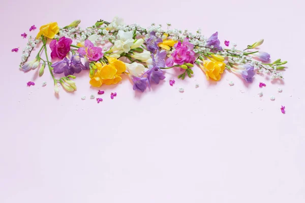 Ανοιξιάτικα Λουλούδια Παστέλ Ροζ Φόντο — Φωτογραφία Αρχείου