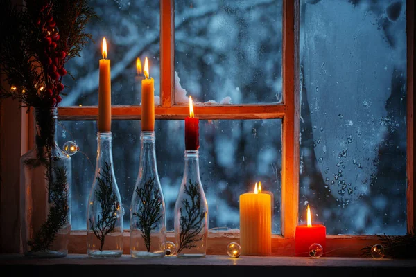 Vánoční Výzdoba Pozadí Staré Dřevěné Okno — Stock fotografie
