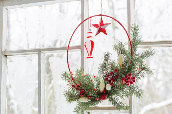 背景窗上的圣诞花环 — 图库照片