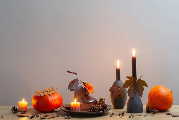 背景の壁の木の棚のろうそくが付いている秋の暗い装飾 — ストック写真