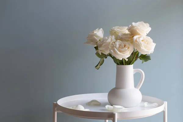 Bouquet Roses Blanches Cruche Blanche Intérieur Moderne — Photo