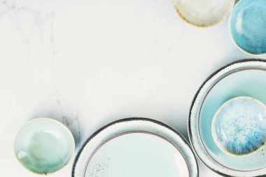 Beyaz mermer masada çeşitli seramik tabaklar