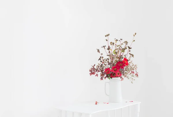 白色背景的白色水壶中的花朵 — 图库照片