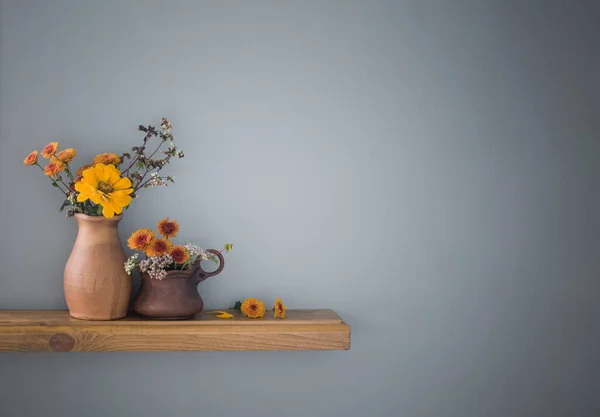 Autumn Flowers Rustic Ceramic Vase Background Gray Wall — Stock Photo, Image