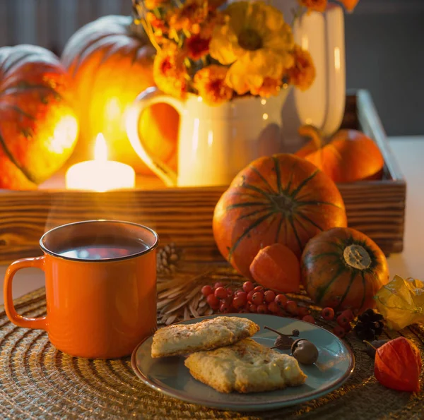 Xícara Laranja Chá Decoração Outono Com Abóboras Flores Velas Chamas — Fotografia de Stock