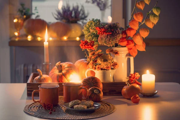 Zwei Orangefarbene Tassen Tee Und Herbstdekor Mit Kürbissen Blumen Und — Stockfoto