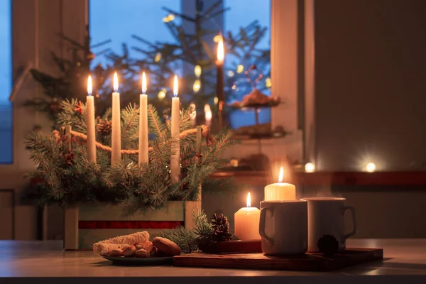 Weiße Tassen Mit Heißgetränk Und Weihnachtsdekoration Hause — Stockfoto