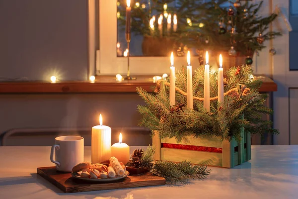 Fehér Csésze Forró Ital Karácsonyi Dekorációk Otthon — Stock Fotó