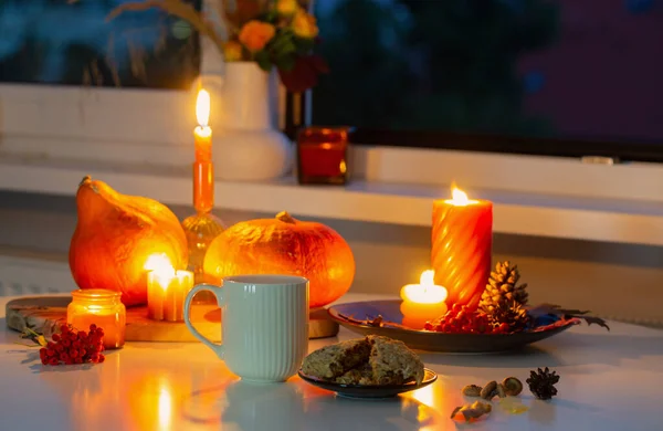 Outono Ainda Vida Com Abóboras Velas Acesas Xícara Chá — Fotografia de Stock