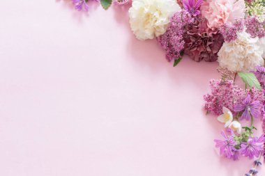 Güzel yaz çiçekleri pembe kağıt arka planda