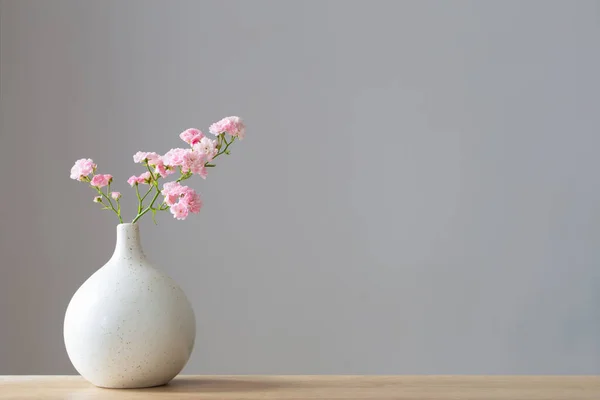 Rózsaszín Rózsák Kerámia Vázában Asztalon — Stock Fotó