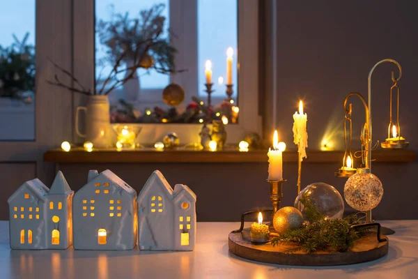 Joulun Lelutaloja Polttava Kynttilöitä Pöydällä — kuvapankkivalokuva