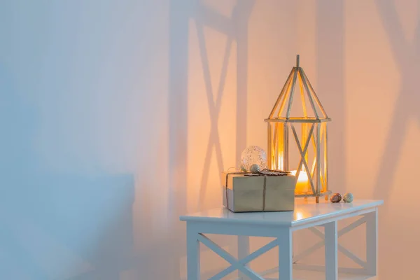 木质灯笼 带有燃烧的蜡烛 背景为多色照明墙 — 图库照片