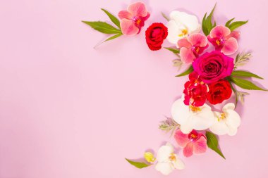 Renkli kağıtta yaz çiçeklerinin deseni