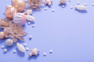 Mor arka planda altın Noel oyuncakları