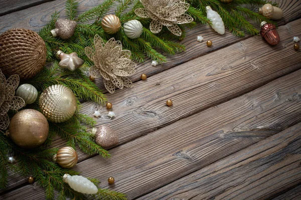 Gyldne Jul Legetøj Med Grangrene Mørk Træ Baggrund - Stock-foto