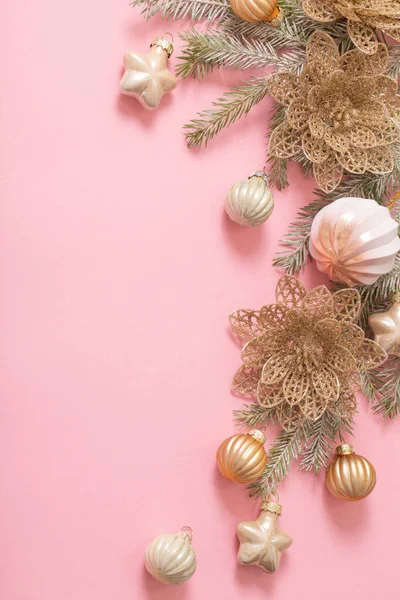 Decoraciones Navidad Doradas Sobre Fondo Rosa —  Fotos de Stock