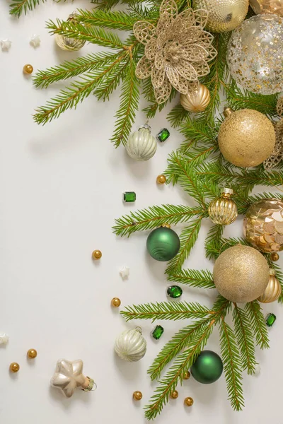 Dourado Verde Decorações Natal Fundo Branco — Fotografia de Stock