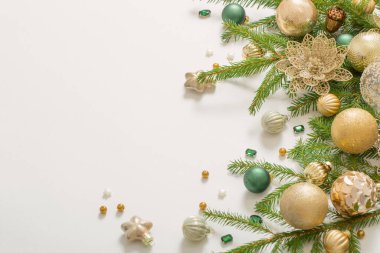 Beyaz arkaplanda altın ve yeşil noel süslemeleri
