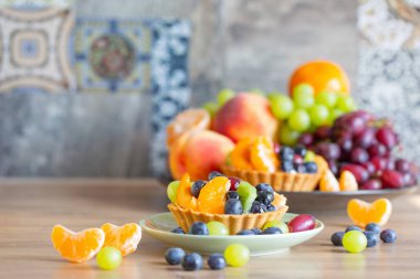 Mutfaktaki ahşap masada meyveli kekler.