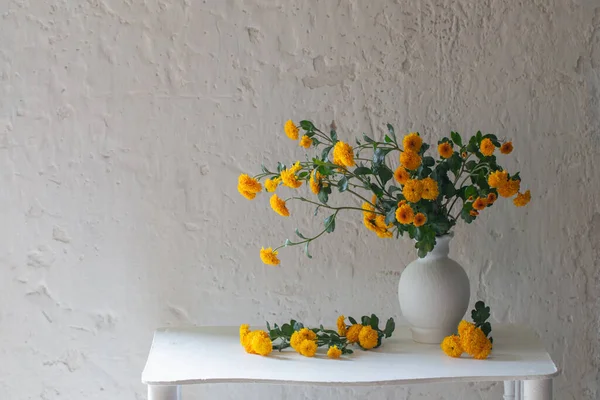 Crisântemos Amarelos Vaso Branco Fundo Parede Branca Velha — Fotografia de Stock