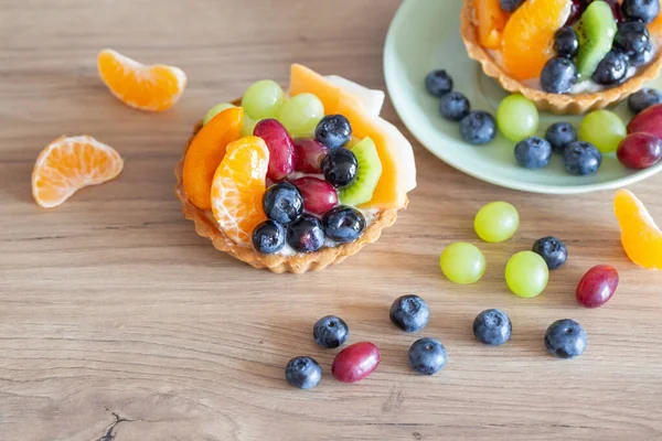 Mutfaktaki ahşap masada meyveli kekler.