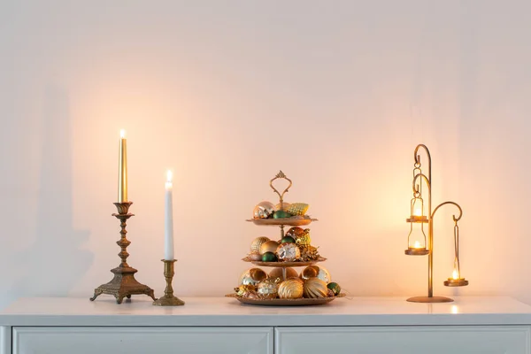 Natal Decoração Dourada Com Velas Chamas Interior Branco — Fotografia de Stock