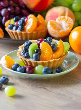 Mutfaktaki ahşap masada meyveli kekler.