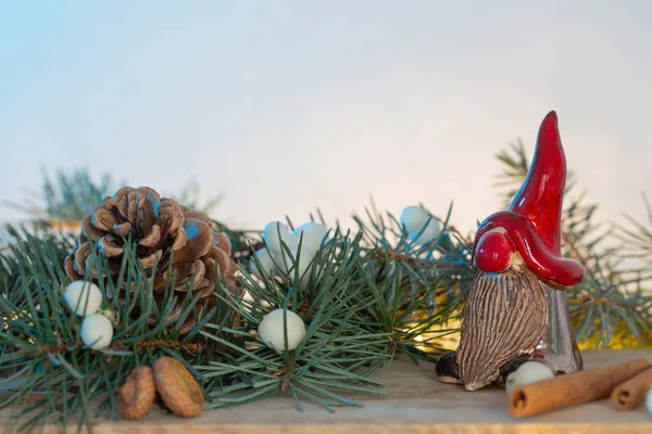 Keramikzwerg Rotem Hut Mit Weihnachtszweigen Und Natürlichem Dekor — Stockfoto