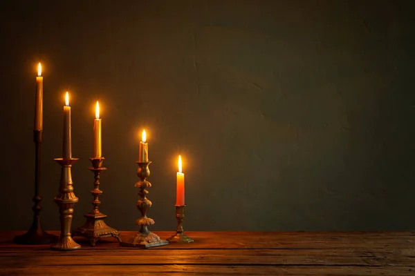 Αναμμένα Κεριά Vintage Κηροπήγια Σκούρο Φόντο — Φωτογραφία Αρχείου