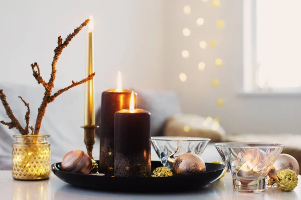 Zwart Brandende Kaarsen Met Kerstballen Wit Interieur — Stockfoto