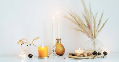 sonbahar ev dekorasyonları yanan mumlarla