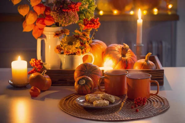 Duas Xícaras Chá Decoração Outono Com Abóboras Flores Velas Chamas — Fotografia de Stock