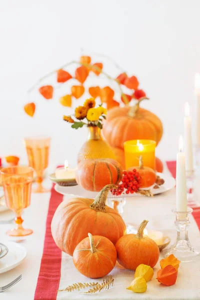 Herbstliche Tischdekoration Mit Brennenden Kerzen Und Kürbissen — Stockfoto