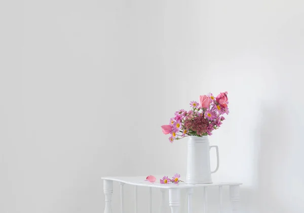 Розовые Цветы Белом Кувшине Фоне Белой Стены — стоковое фото
