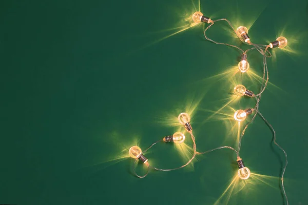 Рождественские Электрические Гирлянды Фоне Зеленой Бумаги — стоковое фото