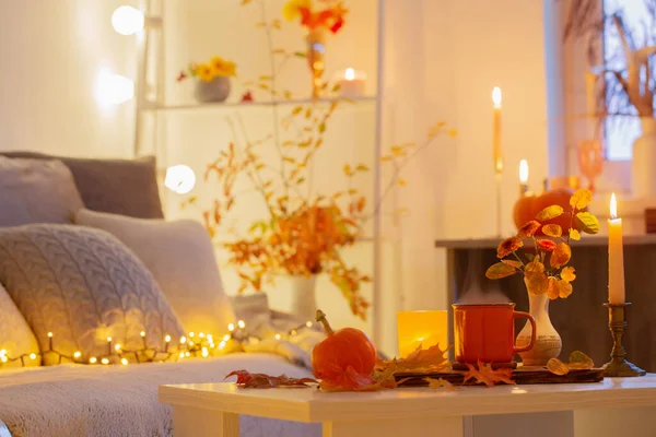 舒适的室内 一杯茶和秋天的叶子 — 图库照片