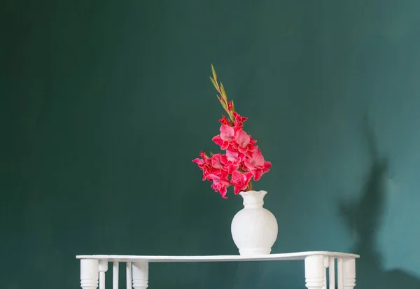 Rosa Gladiolen Weißer Vase Auf Grünem Hintergrund — Stockfoto