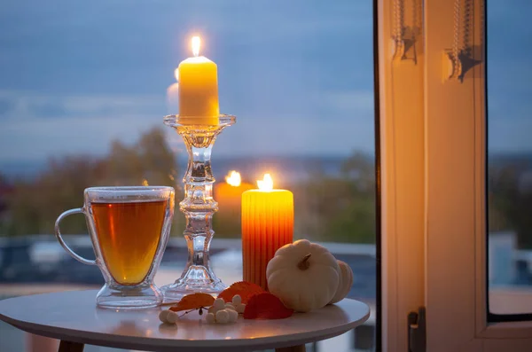 秋の風景を背景にお茶とロウソクを灯すグラスカップ — ストック写真