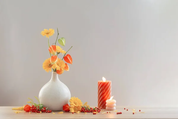 Φθινοπωρινή Νεκρή Φύση Λουλούδια Κώνους Μούρα Στο Ξύλινο Ράφι — Φωτογραφία Αρχείου