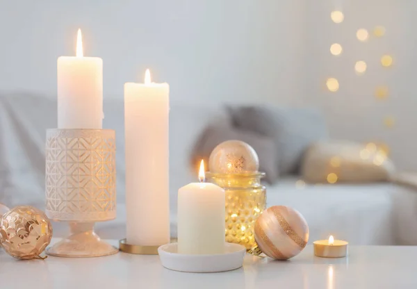 Joulukoristeet Kynttilöillä Kotona — kuvapankkivalokuva