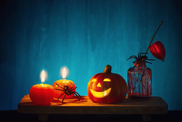 Decorazioni Halloween Con Zucca Sfondo Legno Scuro — Foto Stock