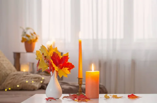 Evdeki Beyaz Masada Sonbahar Dekoru Ile Mum Yakmak — Stok fotoğraf