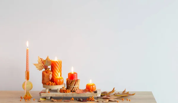Осенний Декор Горящими Свечами Деревянной Полке — стоковое фото