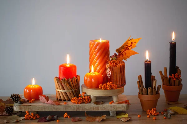 Herfstdecor Met Brandende Kaarsen Houten Plank — Stockfoto