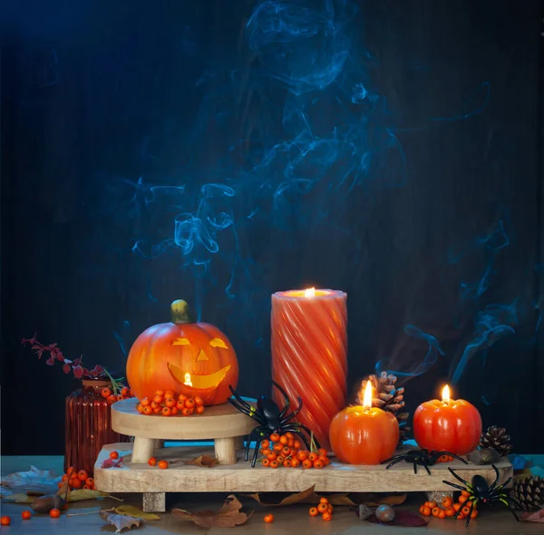 Halloween Dekorationer Med Pumpa Mörkt Trä Bakgrund — Stockfoto