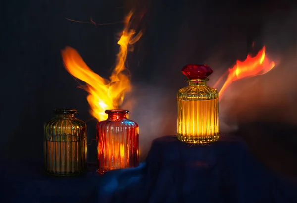 Волшебные Светящиеся Зелья Стеклянных Бутылках Темном Фоне — стоковое фото