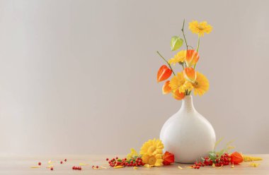 Çiçekler, koniler, ahşap raflarda böğürtlenler